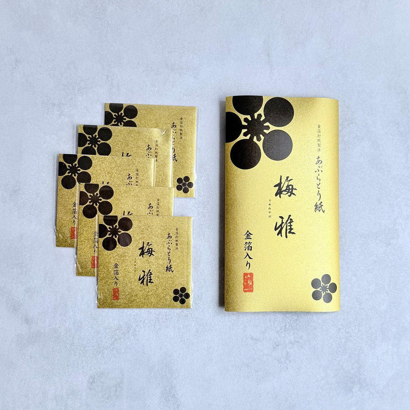 梅雅 金箔入りあぶらとり紙5冊セット——1冊の本体と個包装4袋を並べた俯瞰、金沢箔の金箔打紙製法｜箔一