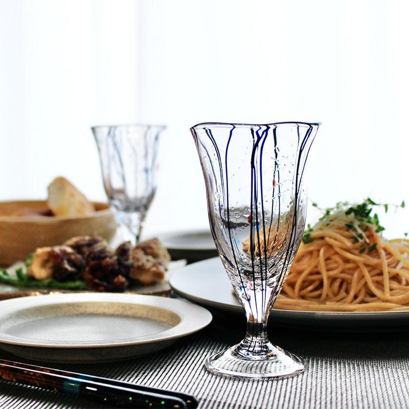 吹きガラス技法で仕上げたSUN GLASS STUDIO KYOTO 玄 ワイングラスを食卓に置いたテーブルコーディネート｜SUN GLASS STUDIO KYOTO