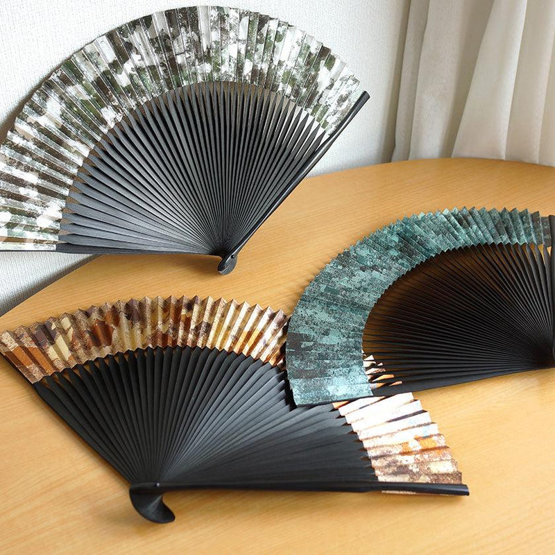 箔彩 hakuiro 7.5寸 黒骨・京扇子3本をテーブルに広げた全カラー比較｜米原康人／京都