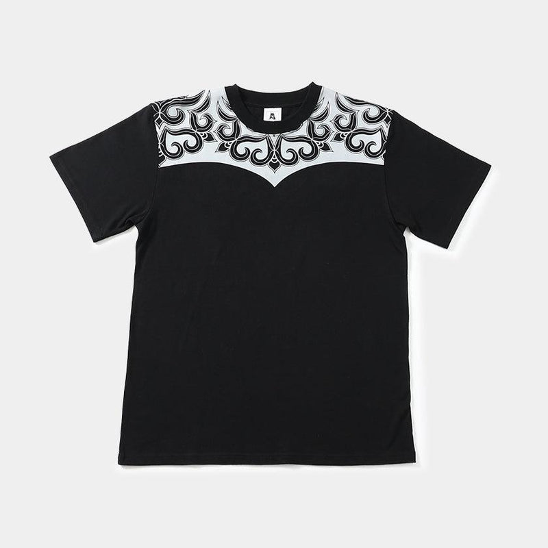 アイヌ文様TシャツB・ブラック、胸元にアイヌ工芸の唐草文様をあしらった半袖Tシャツ｜北海道・CIKARPE AKAN