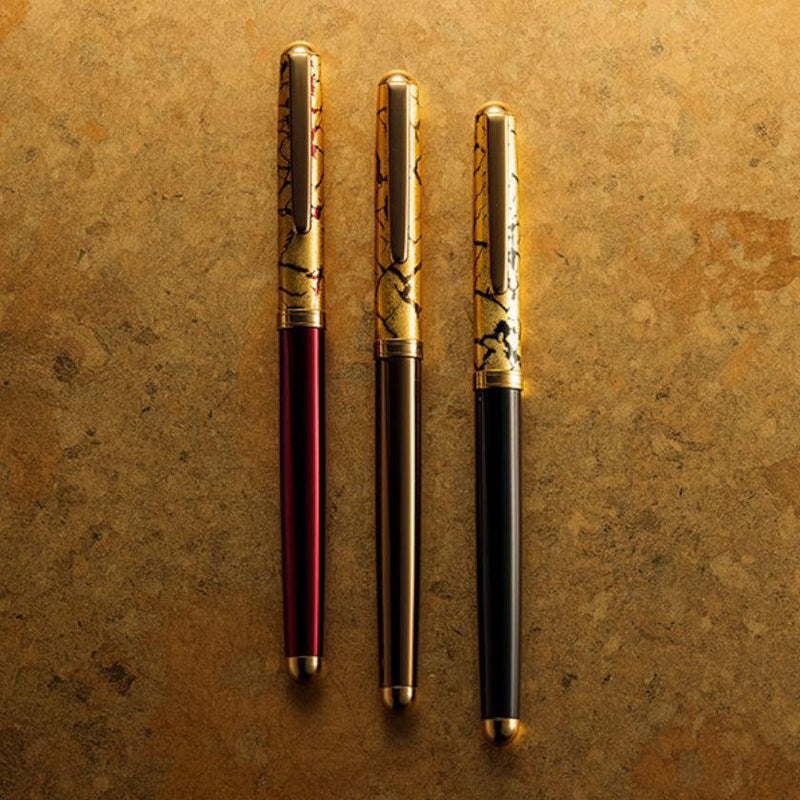 クラック ボールペン3色カラーバリエーション並び・金沢箔のひび割れ金箔装飾キャップ｜箔一