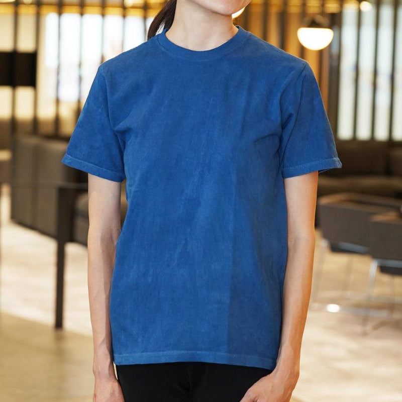 天然インディゴ一色染めTシャツを着用した女性の正面姿、藍染の深いブルーが均一に広がるクルーネック半袖｜インディゴ気仙沼