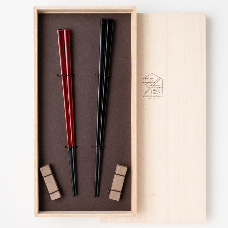 【夫婦箸】黒檀 四角 漆塗 箸置付 (21.5, 23.0cm) | 若狭の塗箸 | 箸蔵まつかん