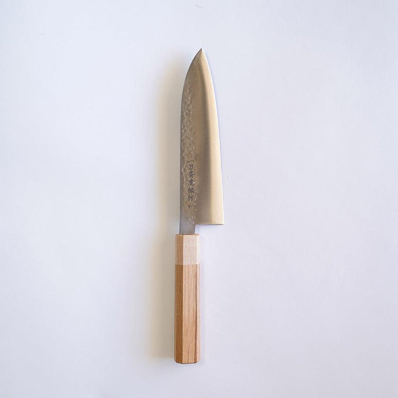 ゴールド割込 V5 槌目 樫八角柄 180mm 三徳包丁／堺打刃物の鍛造刃に槌目模様が施され、八角形の樫柄が際立つ一刀斎虎徹作｜高橋楠