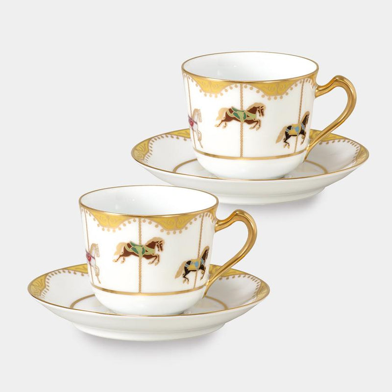 大倉陶園「うまくゆく 回転木馬」コーヒーカップ＆ソーサーペアセット——金彩の回転木馬柄が描かれた白磁製デミタスカップとソーサーが2客並ぶ｜大倉陶園