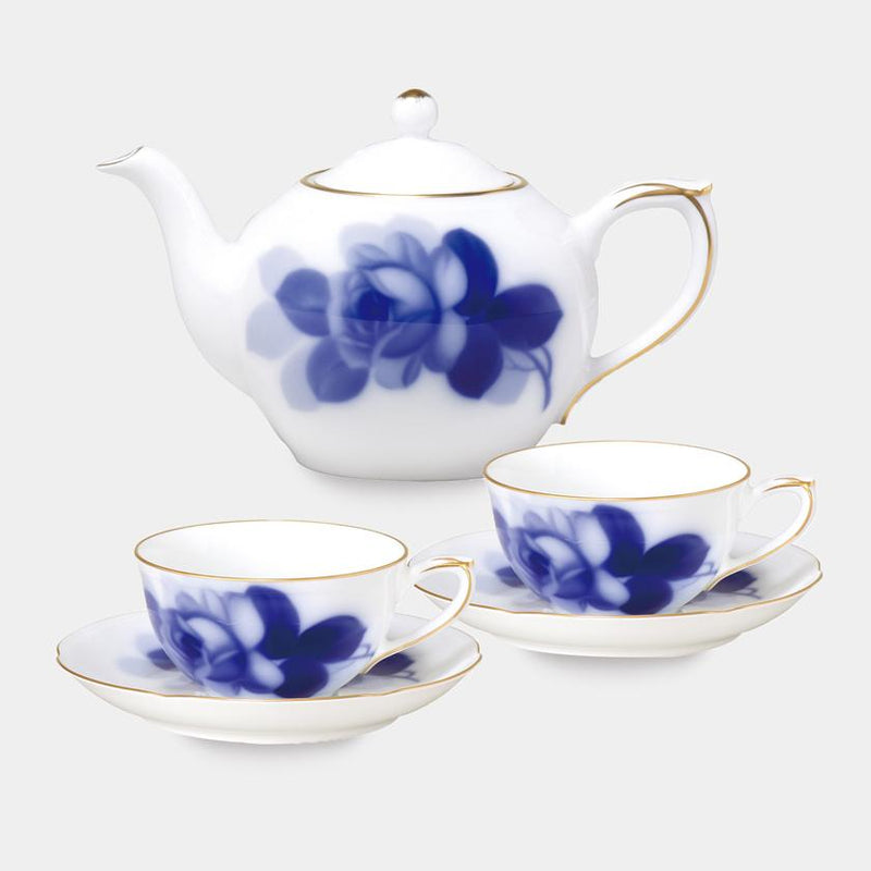 大倉陶園 ブルーローズ（8211）カップ＆ソーサーペアポットセット3点——白磁に藍の薔薇と金彩縁飾りが映える磁器ティーウェア｜大倉陶園