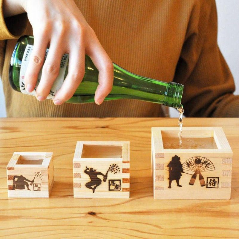 日本酒を注ぐ手と木枡3点セット「JAPANESE to MASU」S・M・L、忍者・侍の焼印入り木製枡｜J.Flavor * OHASHI