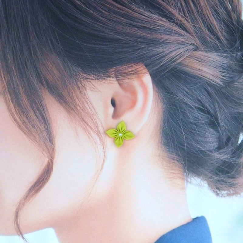 【ピアス】クロースフラワーピアス サニーイエロー色 | つまみ細工 | eつまみ