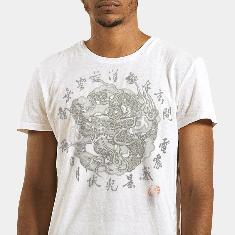 龍と漢字をシルクスクリーンプリントで描いた白いTシャツ「雲龍」を着用した男性の胸元｜WAJIN Art T-shirts Japan