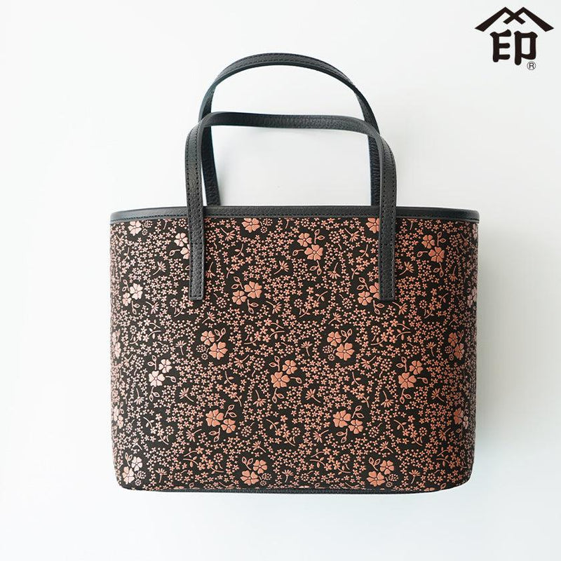【トートバッグ】50手提げ アメリカンブルー (黒地×ピンク漆) | 甲州印伝 | 印傳屋