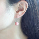 両耳用のピアスです。