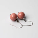 両耳用のピアスです。