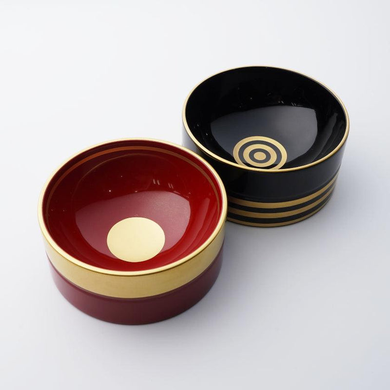 さかさつき おちょこ 赤と黒2客セット、金蒔絵の同心円と帯模様が映える漆器｜京都・isuke 沖野俊之