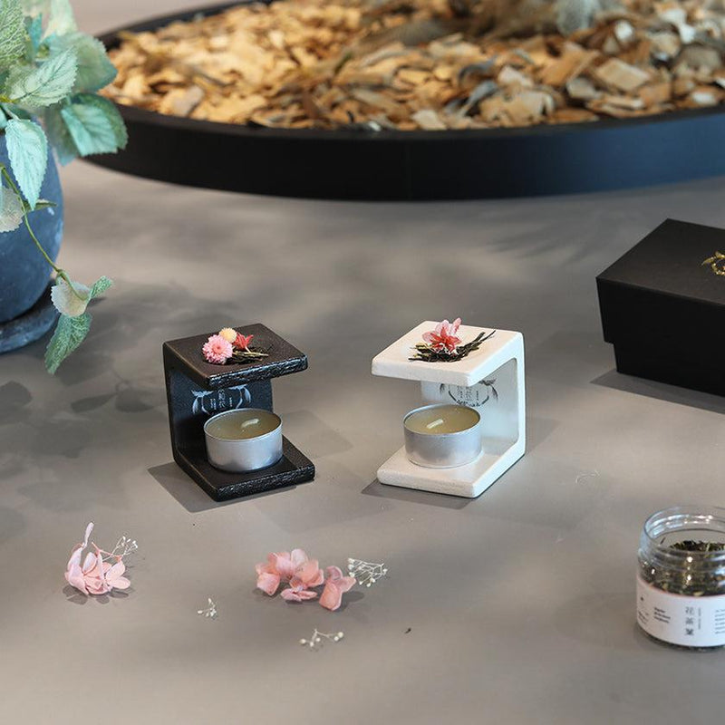 黒と白の茶香炉Square・宇治茶とフラワーデザイン2点をテーブルに並べたスタイリング｜茶和花 京都宇治