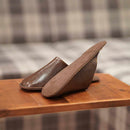 【スリッパ】Reela ワックスレザー ルームサボ（ダークブラウン）